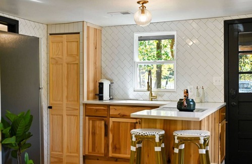 Grandview Cabin | Private Leaning Cottage Retreat! (Pets Welcomed)
