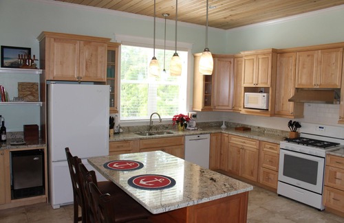 Cherokee House | PRIVATE LUXURY, Beachfront Home, Hot Tub, Kayaks, Paddle Board, Cabana