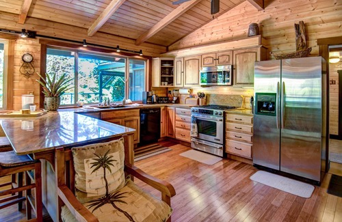 Volcano Cottage | Private,Luxury, Hot Tub ,Sauna fireplace, walking trails