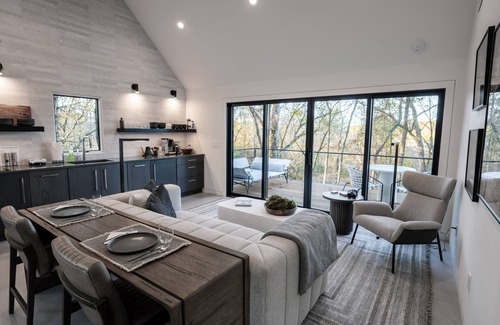 Dawsonville Cabin | Private Luxury Romantic Getaway near Dahlonega with Hot Tub and Trails