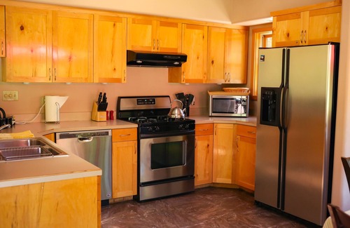 Zion National Park South Entrance Villa | Private Luxury Villa Kitchen Pool & Hot Tub, 5~ minute walk from Zion Entrance.