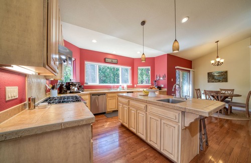 Iron Horse House | Private Mountain House with Views and a Hot Tub/Golf/MTB Trails