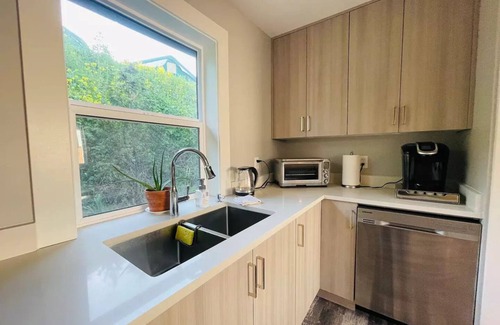 Saanich East Villa | Private New & Modern Cottage Parkside in Saanich