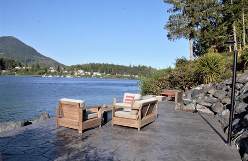 Ucluelet House | Private Oceanfront Cabin And Hot Tub! - Gww