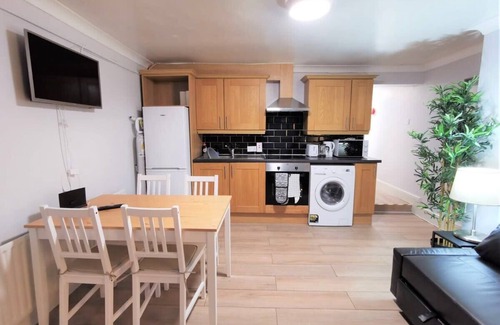 Broadstone Condo | Private patio 2BEDROOM APARTMENT RELIABLE WIFI &TV