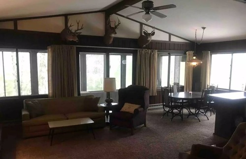 Custer Cottage | Private peaceful Copper top cabin on the world renowned Pere Marquette River!