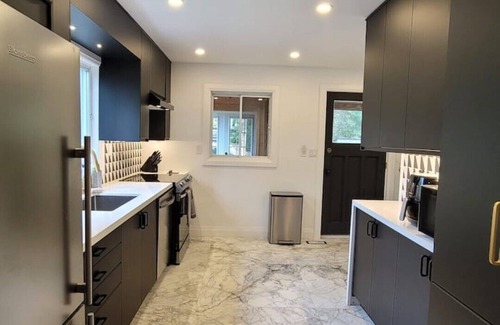Tudor and Cashel Cottage | Private Peninsula - Modern yet Cozy 5-Bedroom Renovated Cottage