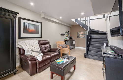 Clearview Apartment | Private Queen Bed Studio near hiking, biking, golf, beach, spa and Blue Mountain