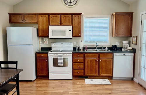 Marion Cottage | Private Resort Cabin in Gated Community at Lake James
