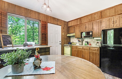 East Stroudsburg Cabin | "Private Retreat" COZY, Cabin in the woods
