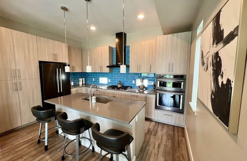 Jefferson Park House | Private RoofTop Hot Tub! 360 Views! Beautiful Townhome!