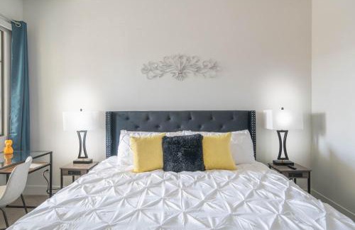 North Scottsdale Apartment | Private Rooftop Terrance-Walk Score 81-Shopping District-King Bed-Parking 4021