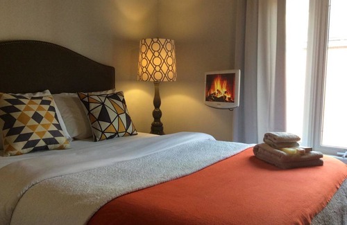 Downtown Toronto Resort | Private room ∙ 1 guest