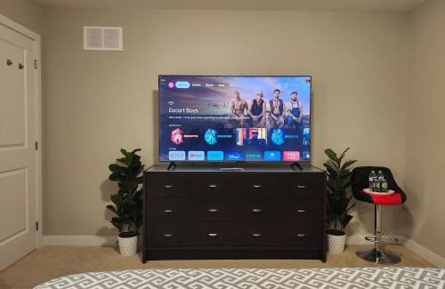 Beckwith House | Private Room-Brand New-Budget friendly master bedroom-House