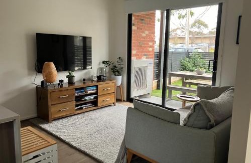Highton Apartment | Private Room & Ensuite, in shared Modern 2 Level Apartment - full use of all facilities