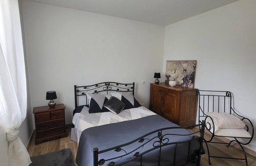 Ploneour-Lanvern Bed & Breakfast | Private room, in a quiet, leafy setting.