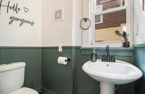 Vine House | Private Rooms Near WMU/K College, Blackout curtains, Close to Downtown!