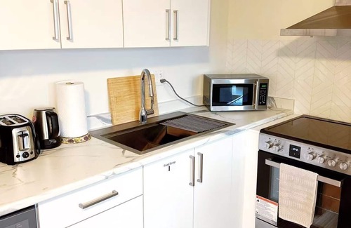 Burke Mountain House | Private south-facing suite with a full bathroom and fully equipped kitchen.