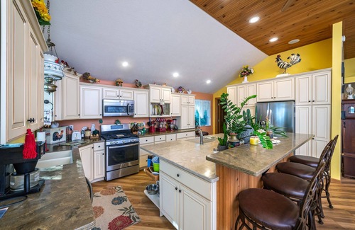Cloverdale Cottage | Private spacious beach retreat on Wall Lake.