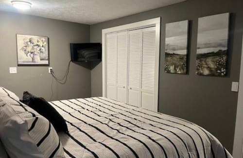 Mishawaka House | Private & Spacious Home 5 miles from Notre Dame