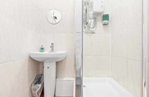 Dudley Apartment | Private Studio in Dudley,Kitchen&Bathroom,Sleeps 1