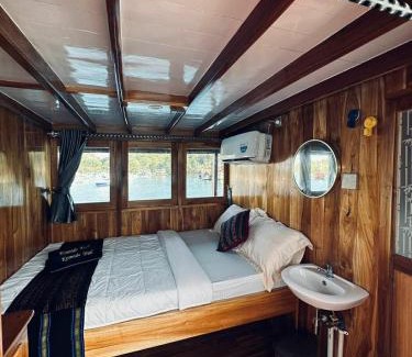 Labuan Bajo Boat Rental | Private Trip Best Komodo Tour
