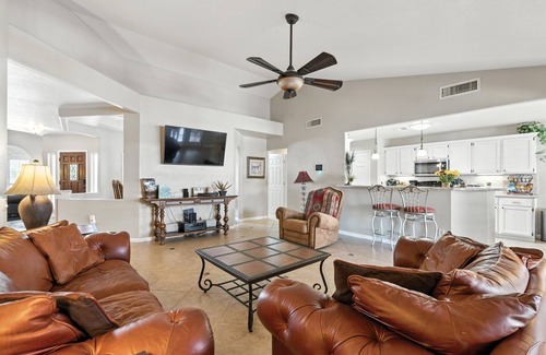 Northwood Glen House | Private Tuscany Oasis with Pool - Perfect for families, couples or business travelers by RedAwning