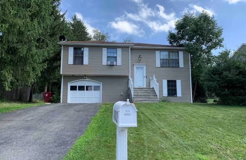 Easton House | Private Upstairs Apartment in Forks with WiFi, AC, and Quiet.