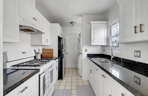 View Park-Windsor Hills House | Private and cozy two bedroom home with laundry and patio in Windsor Hills