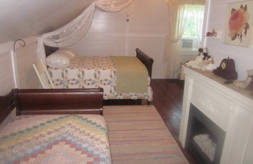 Pembine Bed & Breakfast | Private Victorian Cottage-themed room with shared baths/ kitchenette