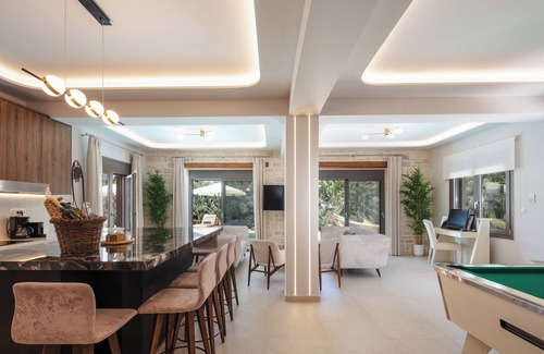 Platanes Villa | Private villa, 150 m to the beach, walking distance to all amenities!