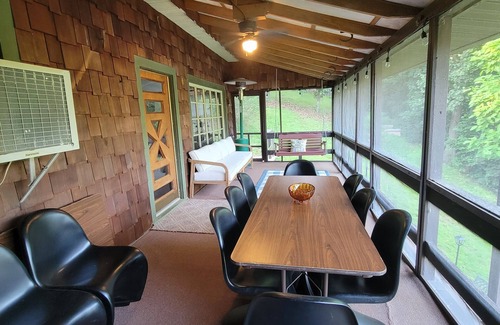 New Oxford House | Private waterfront home/fishing, pedal boat, game room, close to Gettysburg,
