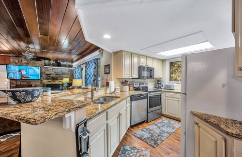 Lake Harmony Estates House | Private Wooded 1 Acre, Hot Tub, Pool Table, Game Room, Near Slopes
