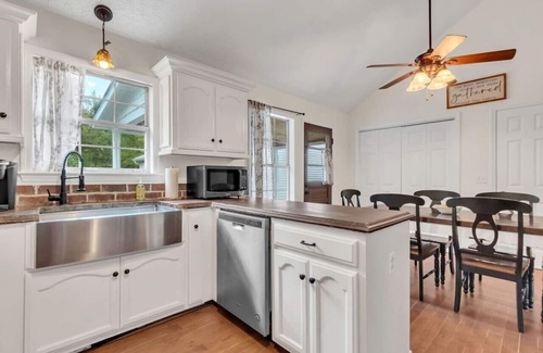 Spring Hill House | Private Yard · 3BR Home · Safe & Quiet Block