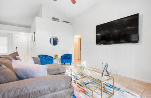 Colonial Oaks House | Private Yard - Parking - 75TV - No Stairs - King Bed