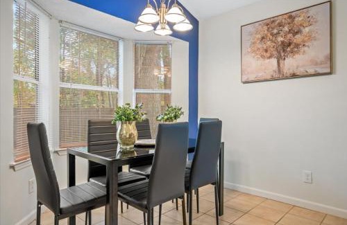 Colonial Oaks House | Private Yard - Parking - 75TV - No Stairs - King Bed