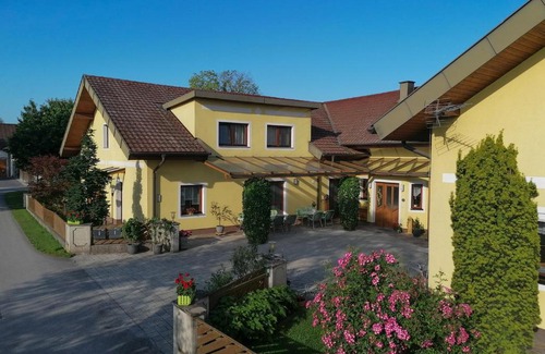 Sarling House | Privatzimmer und Ferienwohnungen Leeb