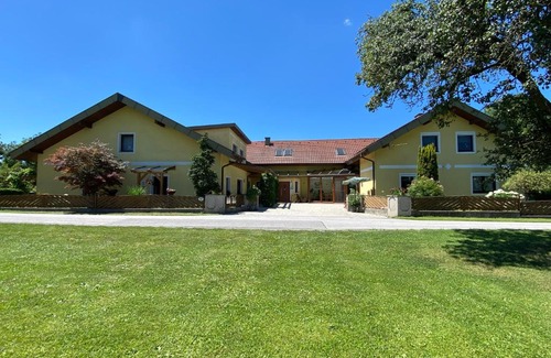 Sarling House | Privatzimmer und Ferienwohnungen Leeb