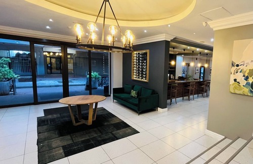 Cape Town City Centre Hotel | Professional & Cosy Hotel Room with Breakfast Buffet