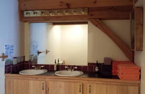 New Salem Cabin | Professional/family/pet-friendly; fiber-optics in the forest, minutes to highway