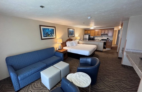Seaside Gilbert District Hotel | Promenade Inn & Suites Oceanfront