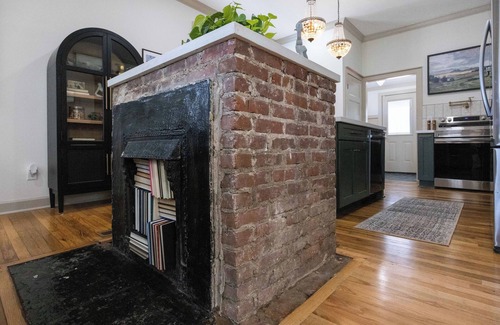Columbus House | Promenade on Poplar- Brand New, Beautifully Decorated Cozy 2 Bedroom w/King Bed