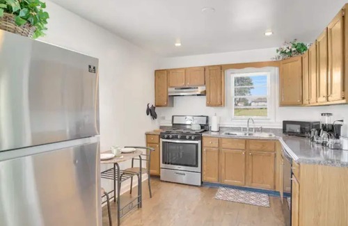 Lombard House | PROMO 10% MONTHLY DISCOUNT!nComfy Home w Access to Major Roads/Hwys, Huge Yard