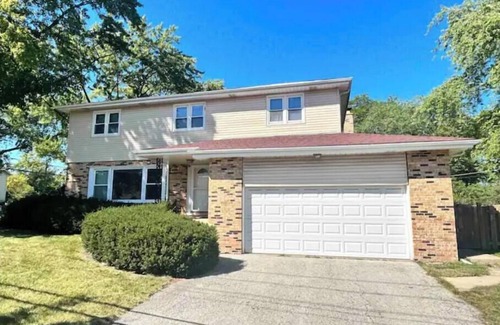 Arlington Heights House | PROMO 10% WEEKLY 15% MONTHLY DISCOUNT 2-Car Garage Cal King Bed Fenced Yard