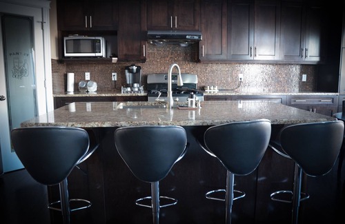 Southeast Edmonton House | PROMO 10% WEEKLY/10% MONTHLY DISCOUNTnLuxurious Family Home, Lakeview, A/C,WiFi.