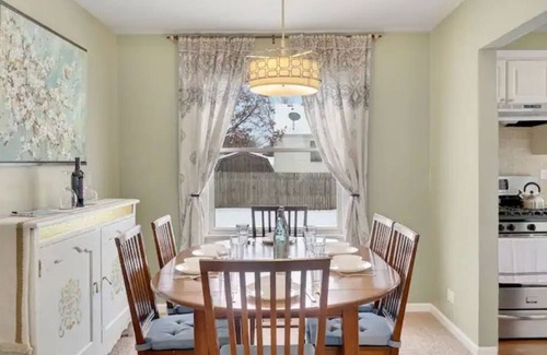 Fox Valley House | PROMO 10% WEEKLY AND 15% MONTHLY OFFnNaperville/Aurora, King Bed, Fenced Yard!