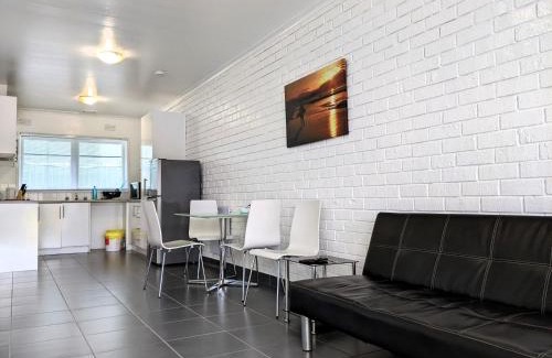 Oak Park Villa | PROMO! 2-Bedroom Home Near Airport, Train Station!