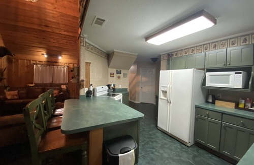 McNeill Cabin | PROMO 20% WEEKLY AND 25% MONTHLY DISCOUNT!nCreekside Cabin #2 “The Lodge”