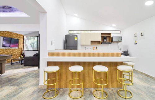 Las Lomas I Apartment | Provenza Apartment 5-bedroom apartment with Jacuzzi!, AC in all bedrooms