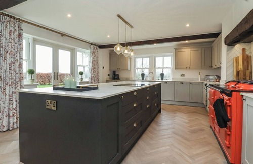 Scawton House | PROVIDENCE FARMHOUSE, family friendly, with hot tub in Easingwold